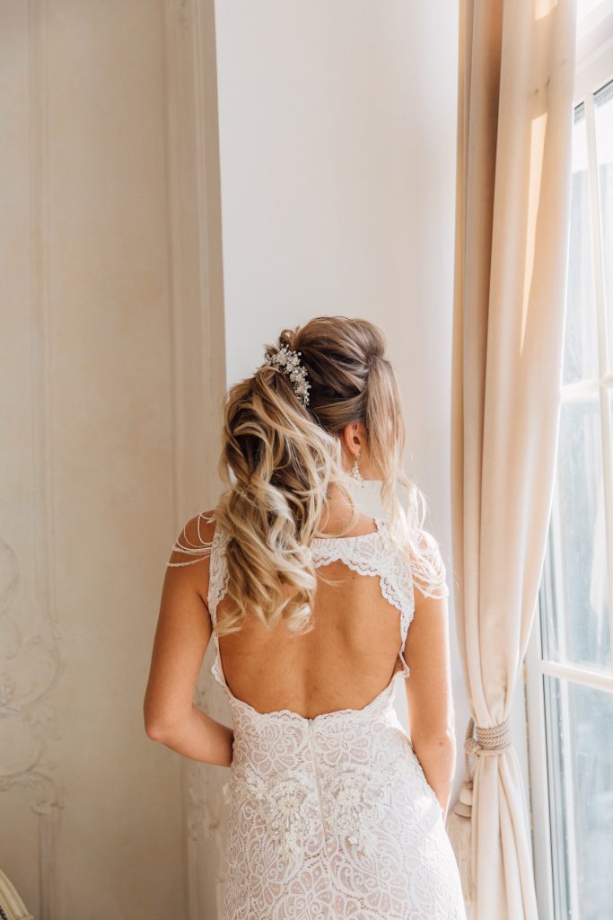 sposa con capelli semiraccolto