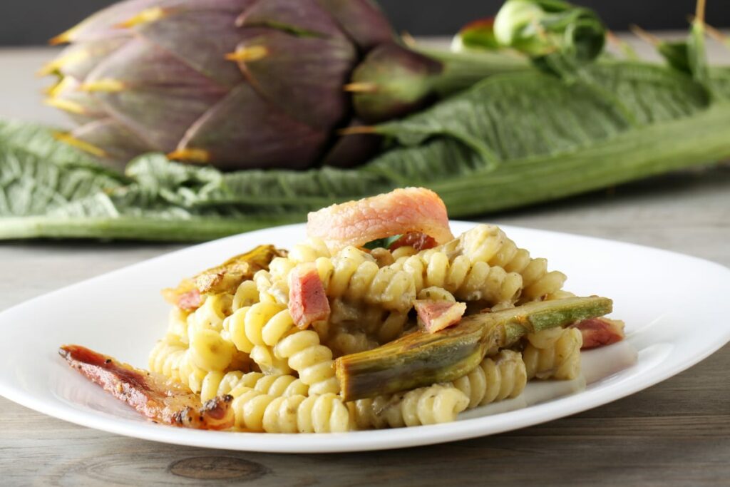 variante carbonara con carciofi e speck