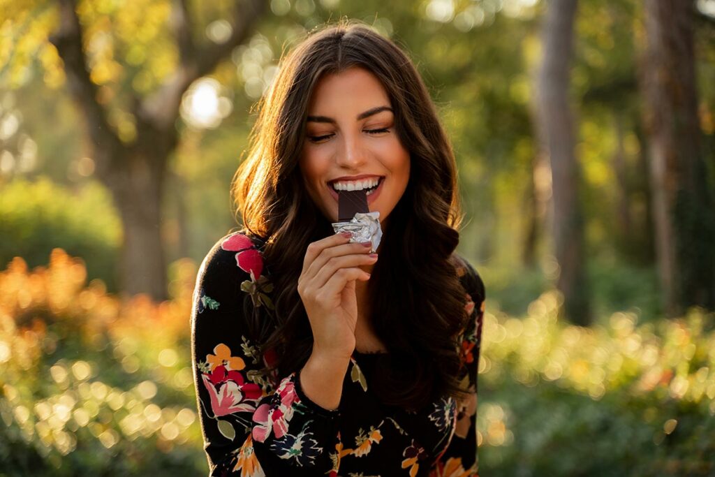 Ragazza che mangia del cioccolato fondente