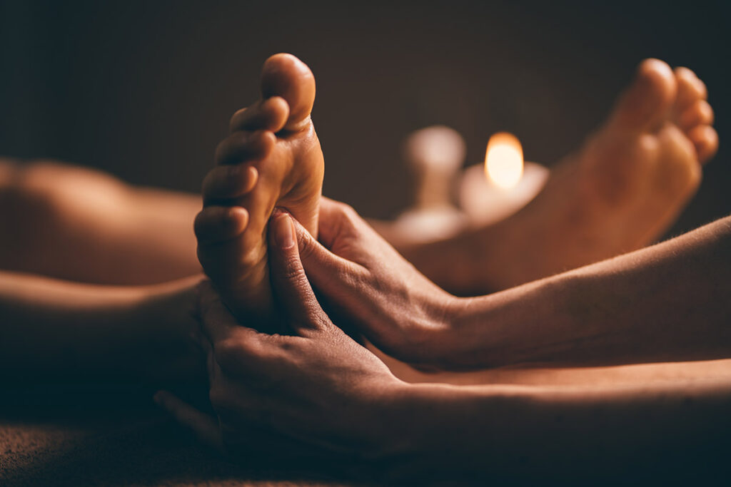 Massaggio rilassante alla pianta dei piedi