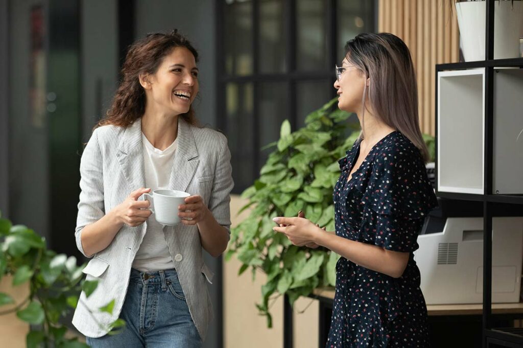 Amiche che parlano e sorridono