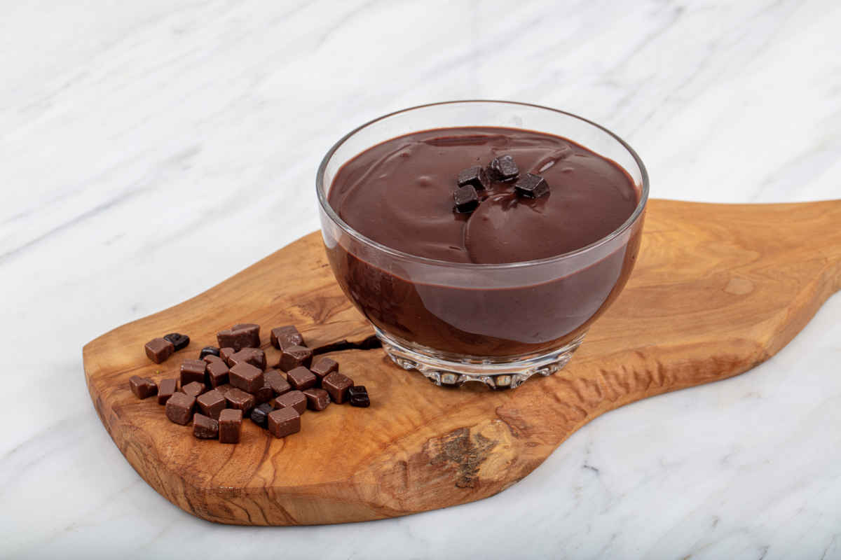 ciotola con crema pasticcera al cioccolato