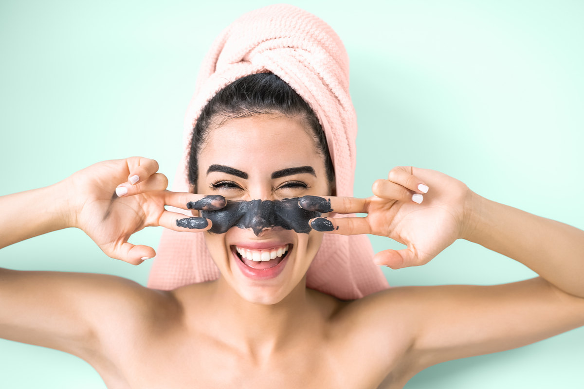 ragazza con maschera viso