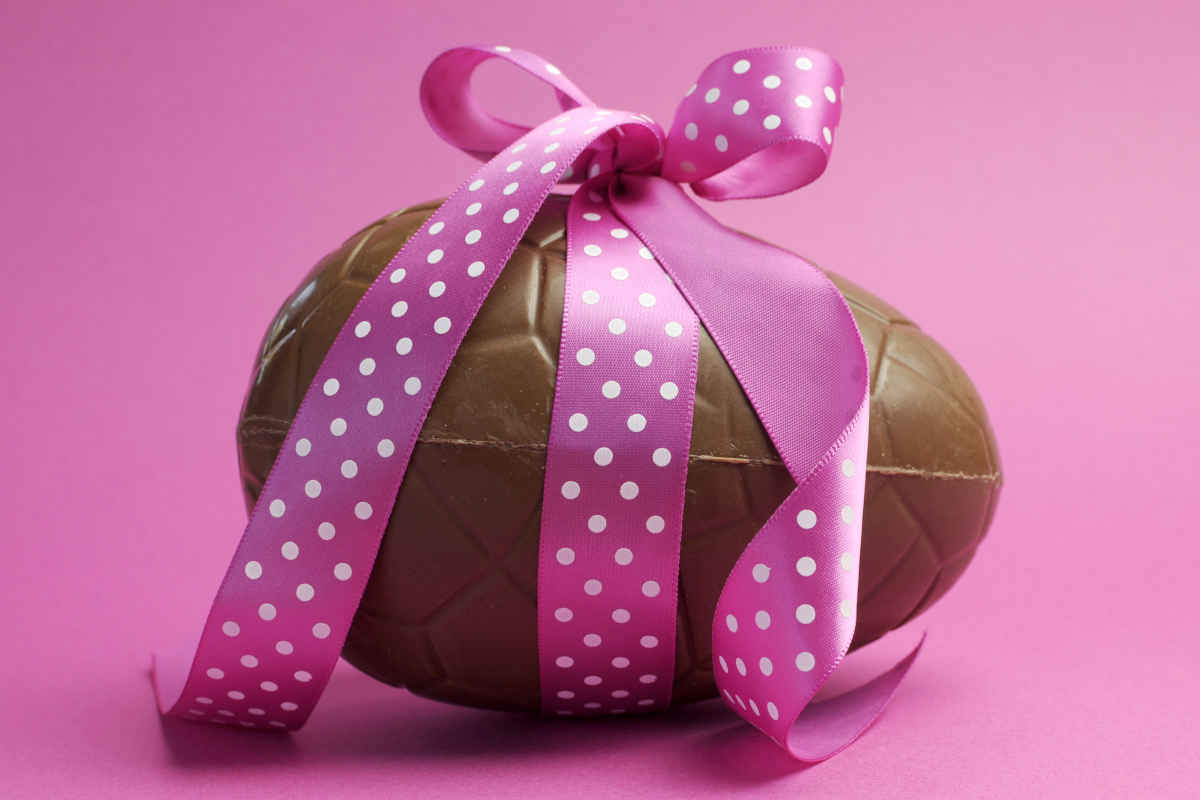 uovo di cioccolato con nastro rosa