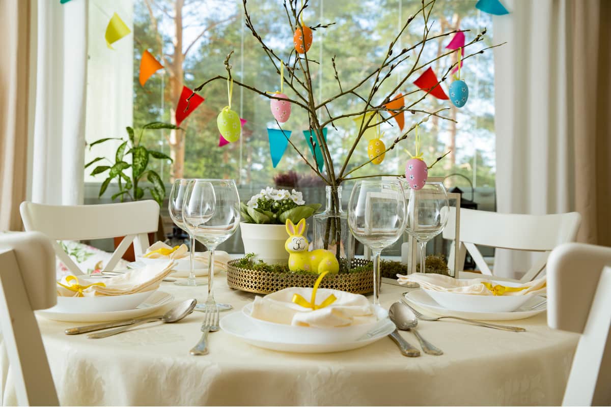 tavola di Pasqua apparecchiata con decorazioni