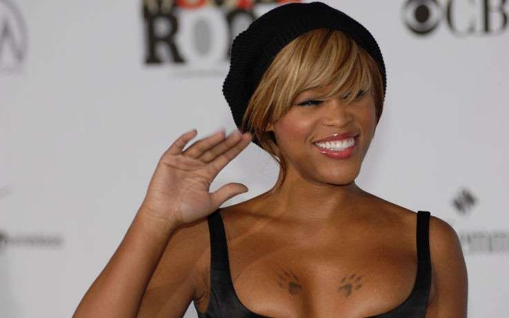Zampe sul seno della rapper Eve