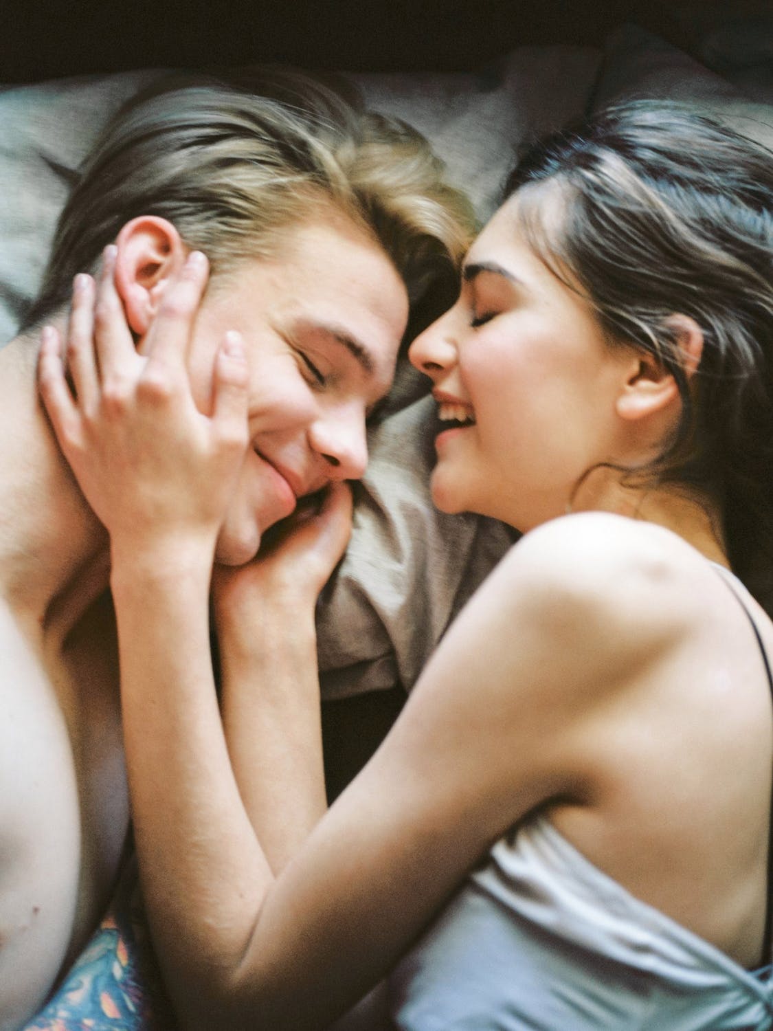 Dormire abbracciati: il segreto per una coppia felice