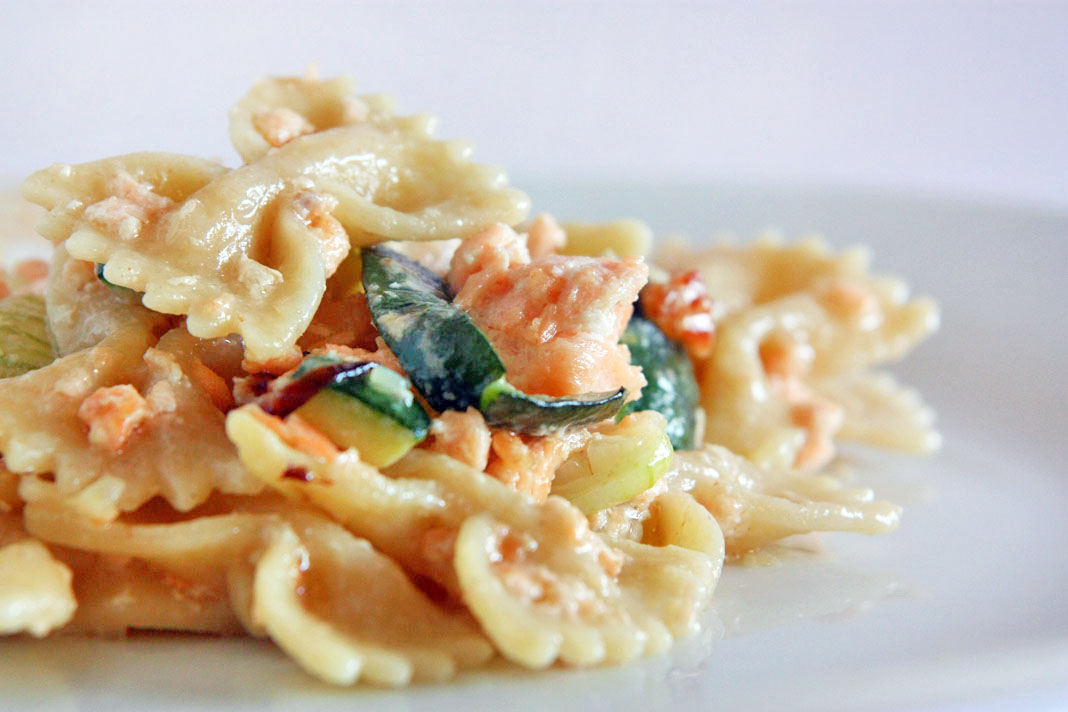 Farfalle al salmone e zucchine, ricetta light