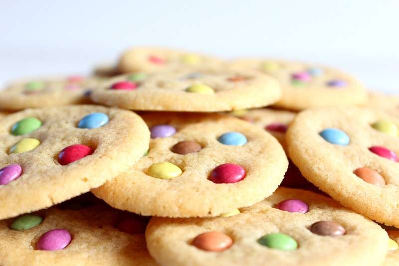 Biscotti con gli smarties: la ricetta dei cookies golosi [FOTO]