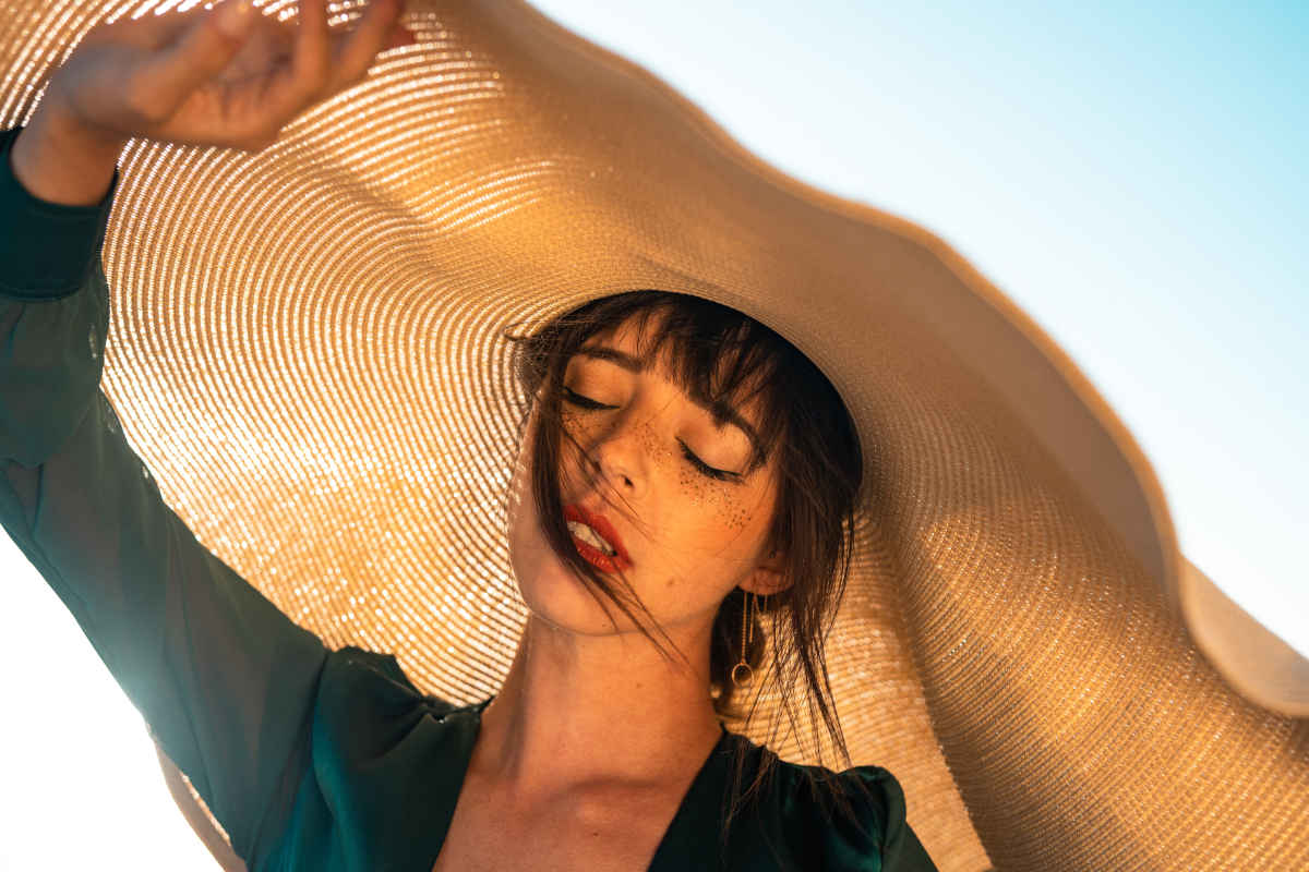 Ragazza con cappello di paglia