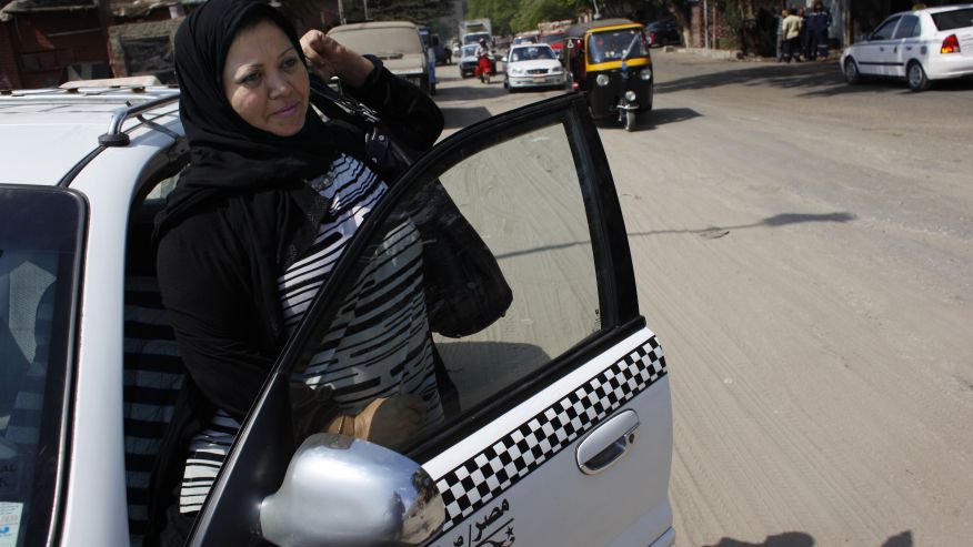 Donna tassista al Cairo apre la prima scuola guida in rosa