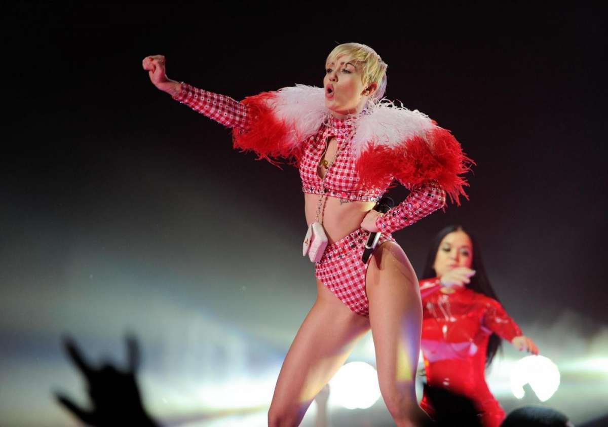 Miley Cyrus ai concerti: tutte le stranezze della star [FOTO]