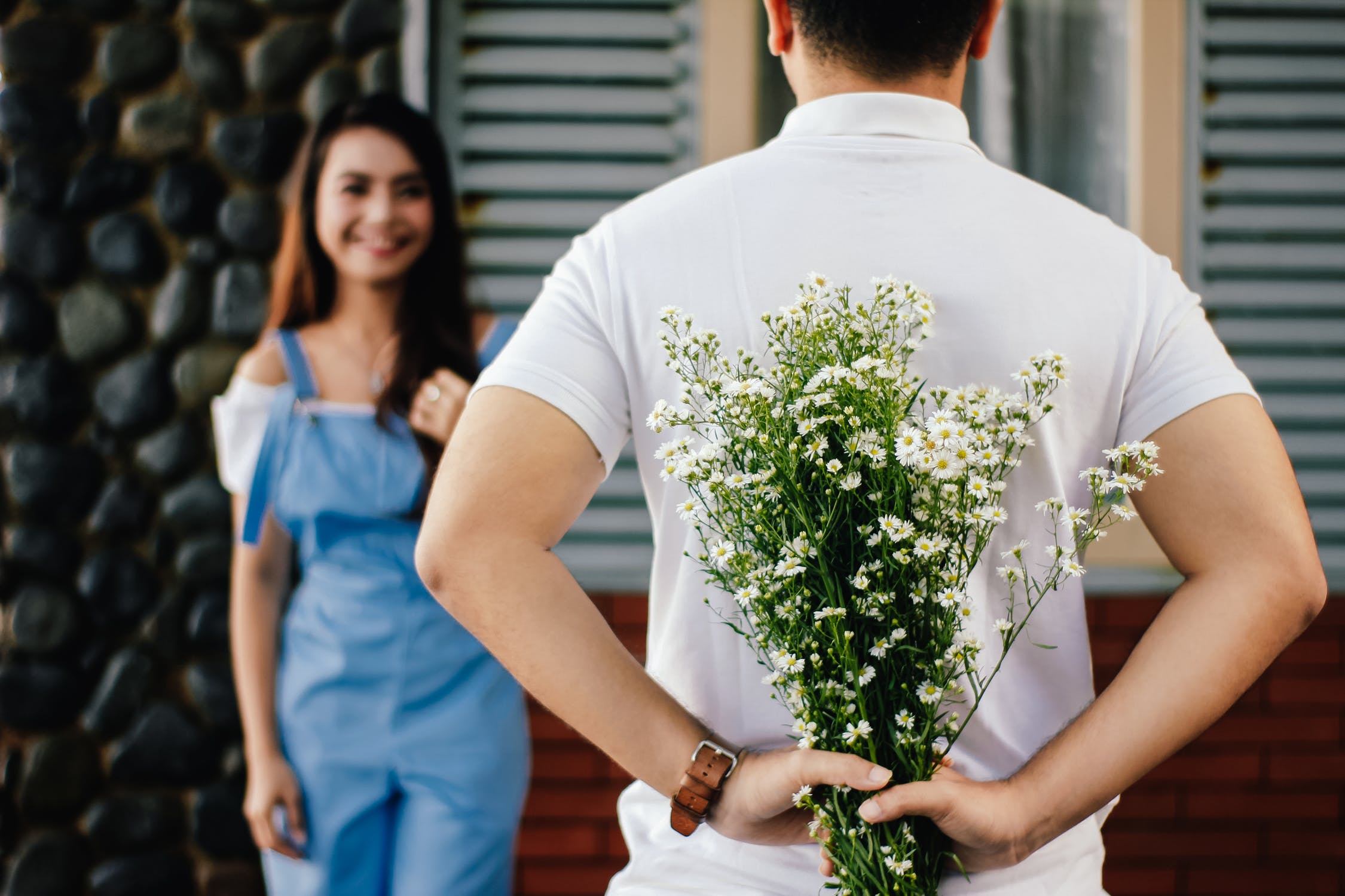 ragazzo con mazzo di fiori