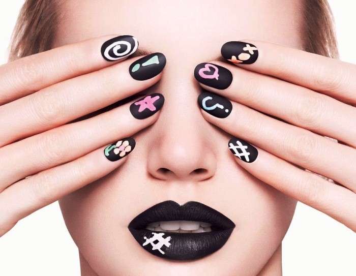 Nail art nera con disegni colorati