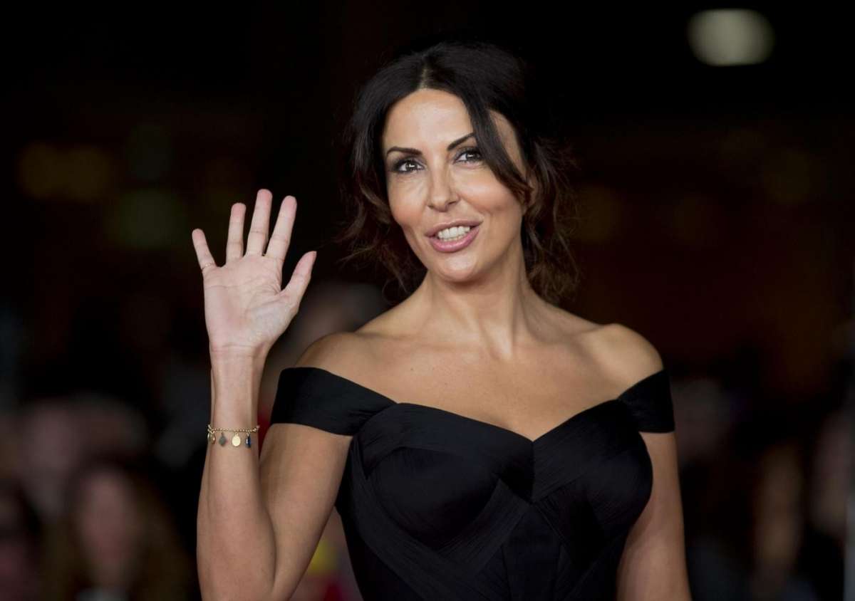 Sabrina Ferilli saluta i fan