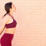 ragazza con abbigliamento sportivo