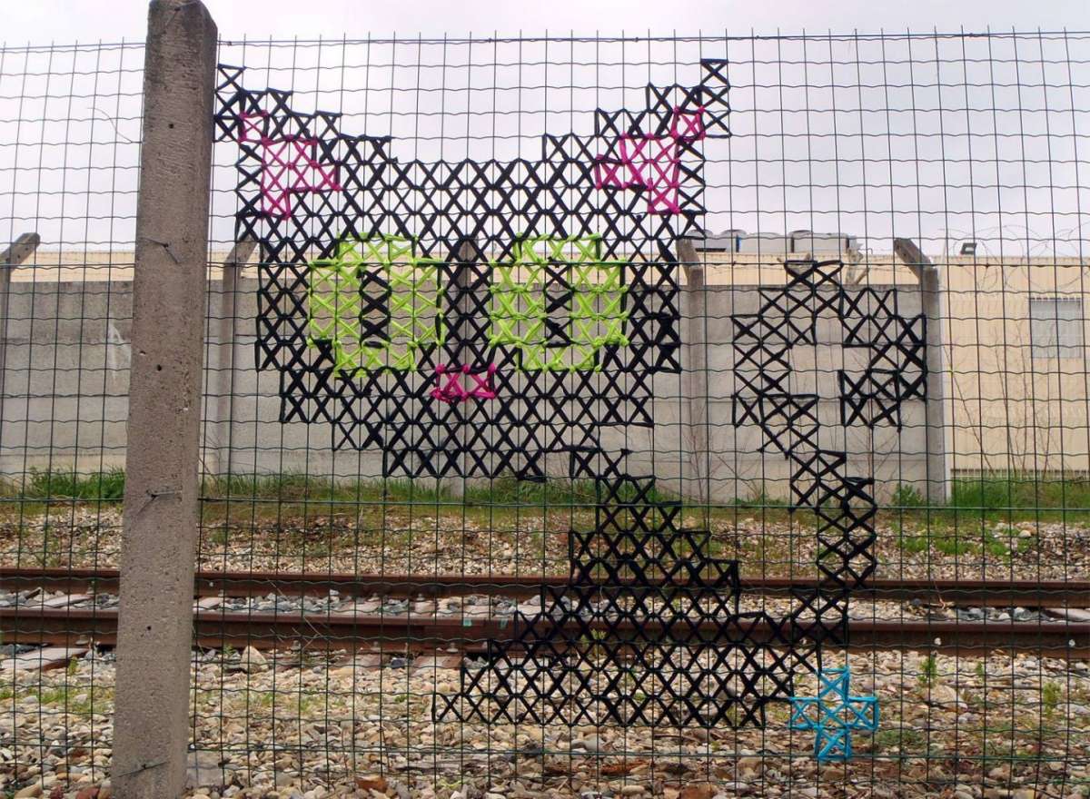 Urban X Stitch: i graffiti a punto croce sono la nuova moda [FOTO]
