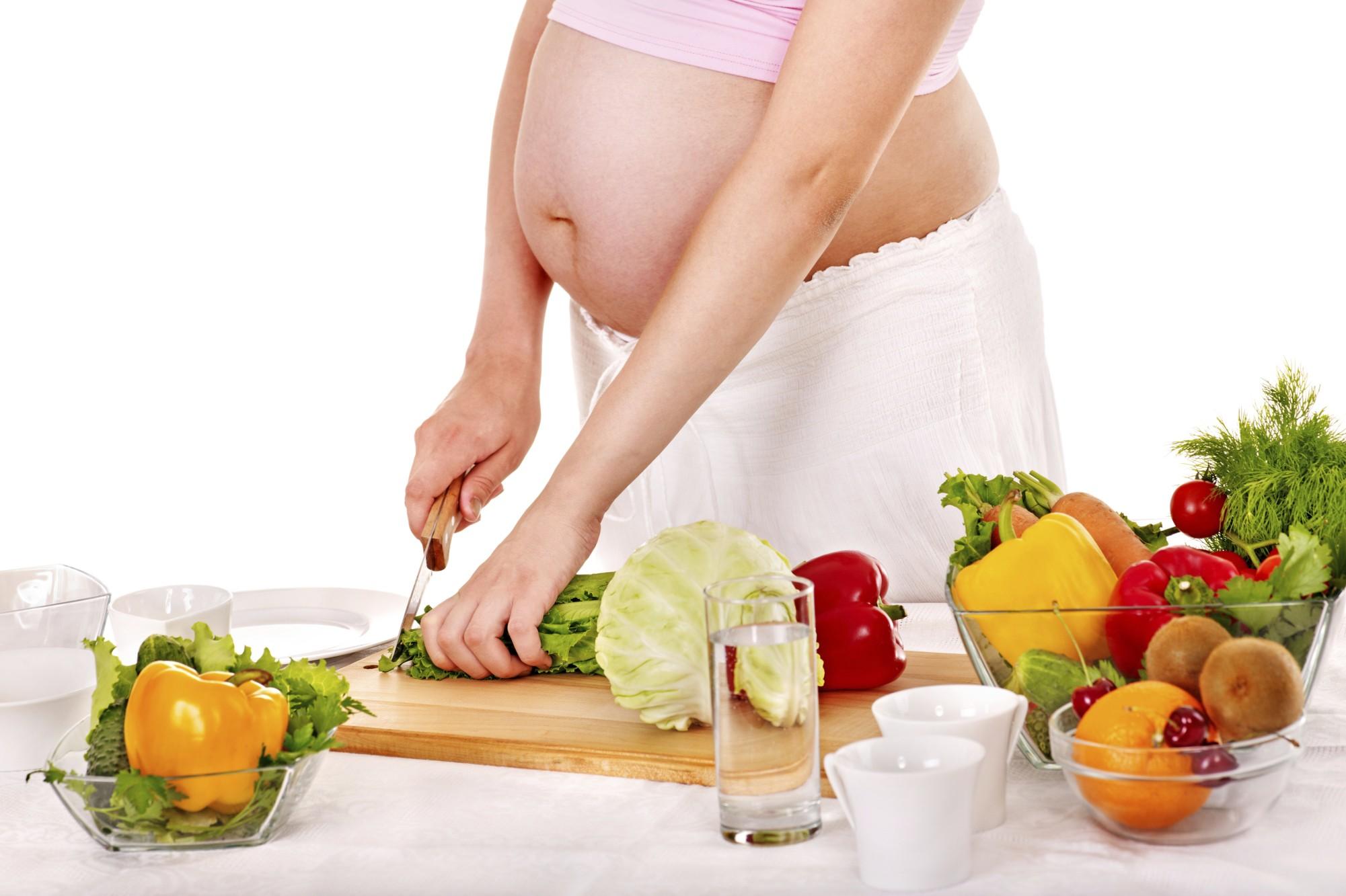 Cibo scaduto in gravidanza: se si mangia, cosa succede?