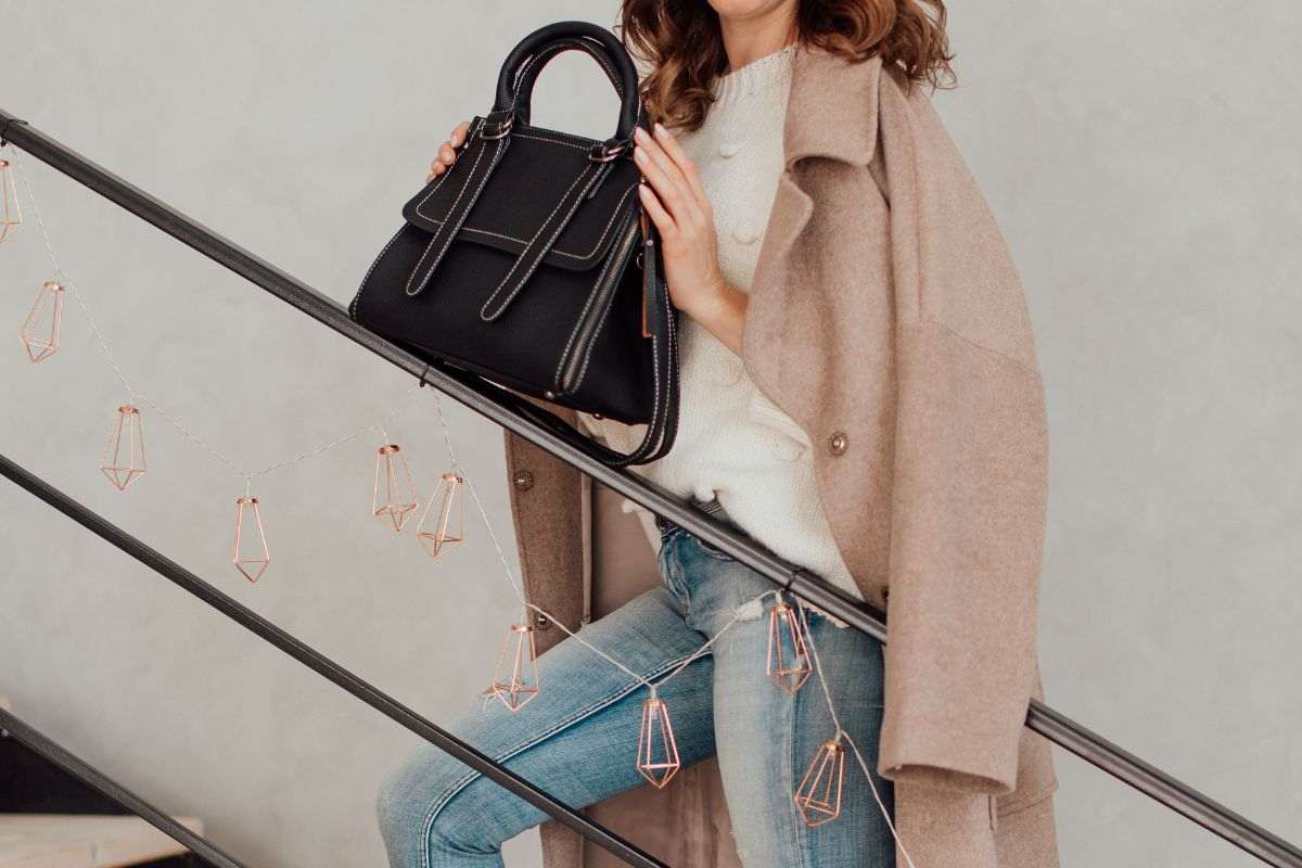 ragazza con outfit e borsa nera