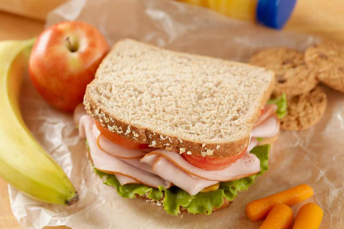 sandwich farcito, banana, mela e carotine