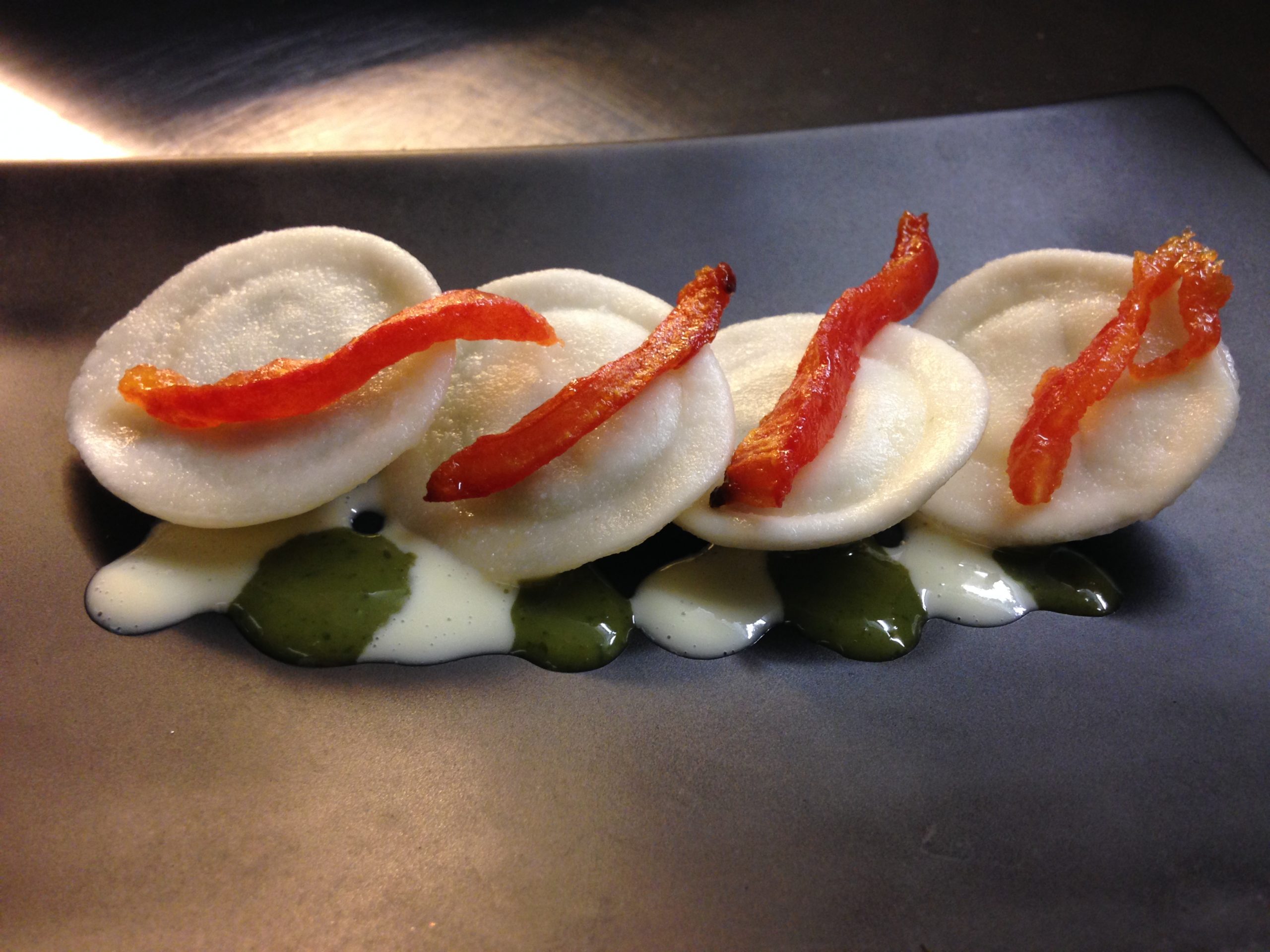 Raviolini con pecorino e miele con pesto di menta