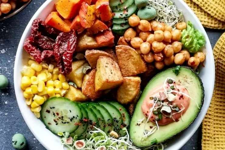 insalata con vari ingredienti