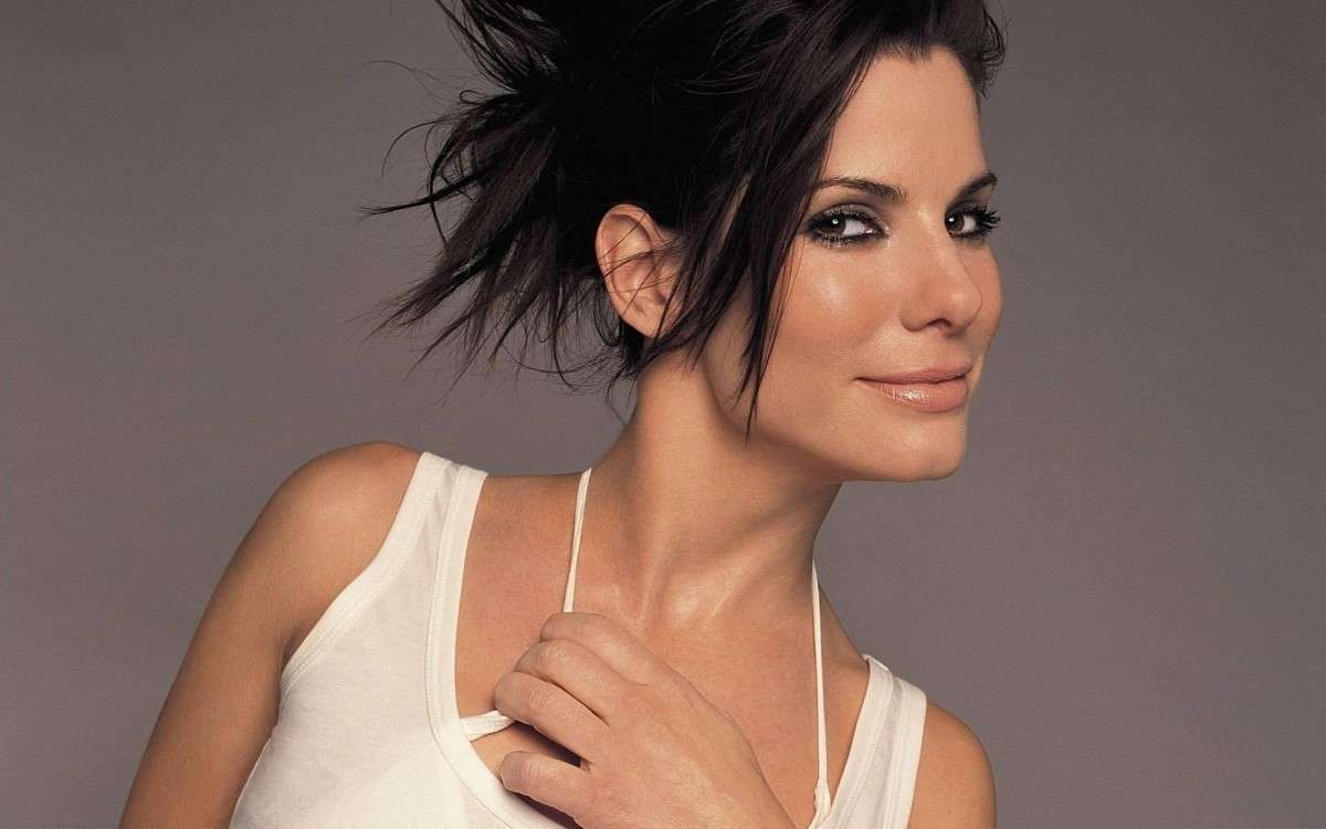 Sandra Bullock beauty look: 50 anni e non mostrarli [FOTO]