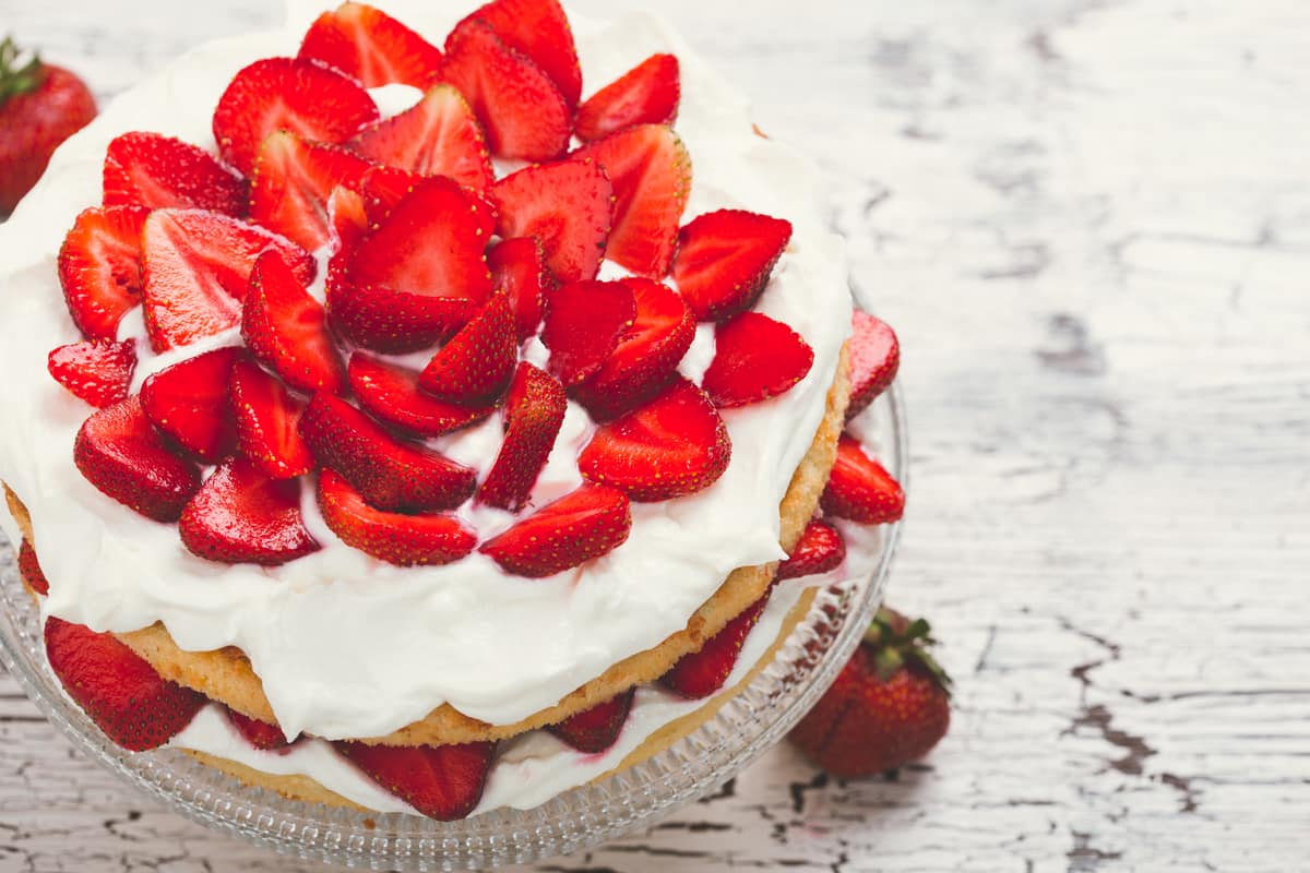 Torta con fragole fresche e panna montata