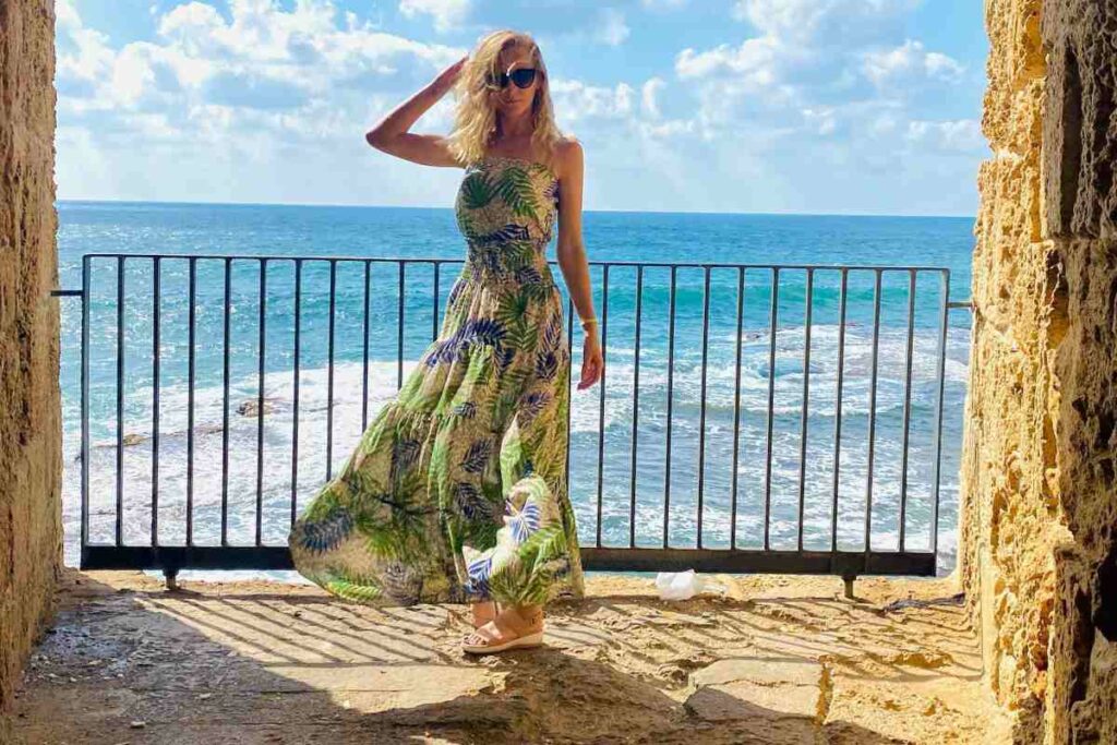 Ragazza con vestito lungo estivo