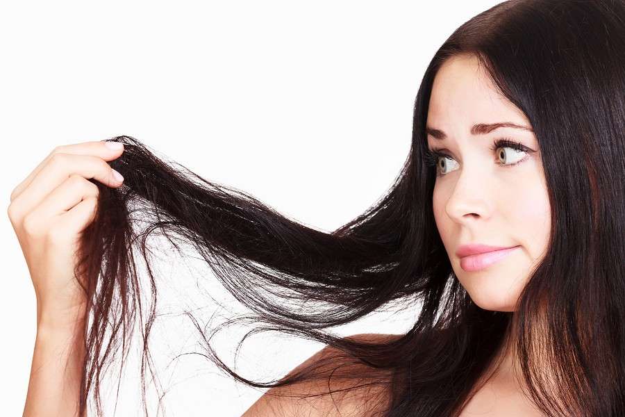 10 cattive abitudini che rendono i tuoi capelli più fragili