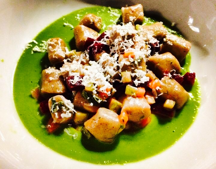 Gnocchi di patate rosse e cacao con verdure croccanti