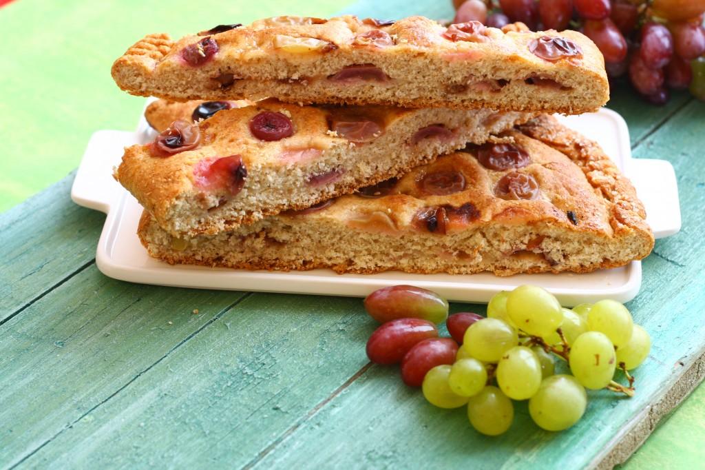 Focaccia integrale all’uva, ricetta light