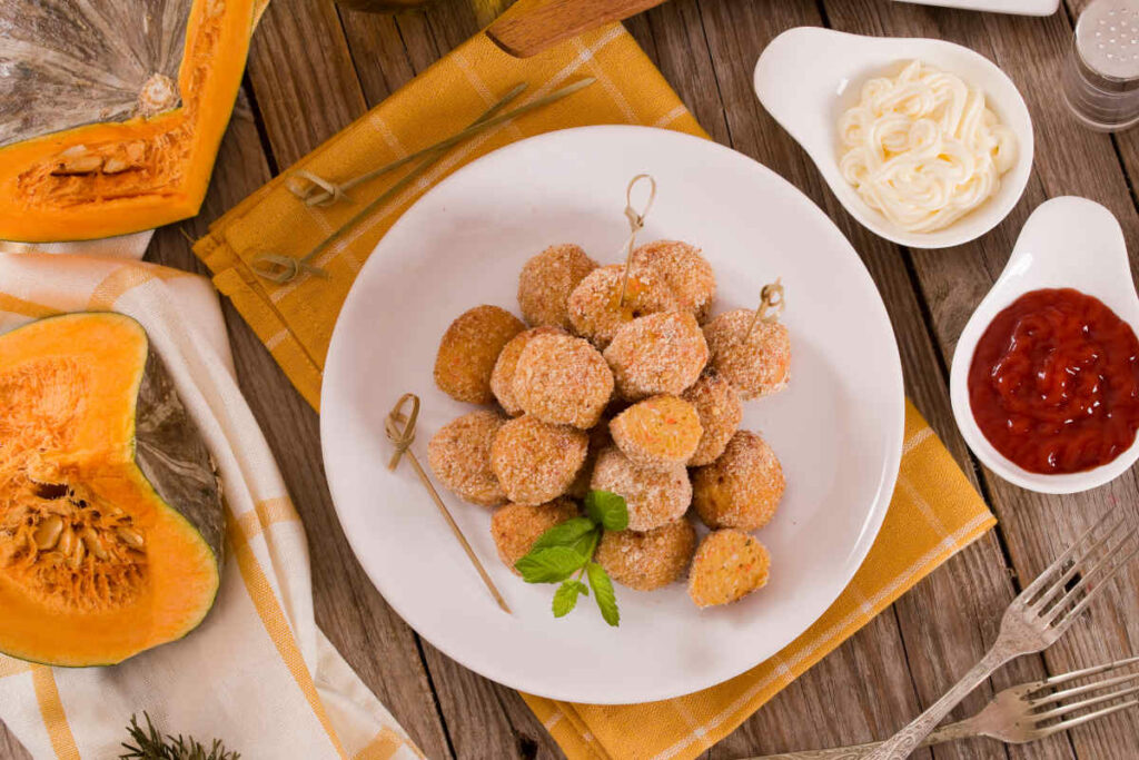 piatto con polpette di halloween con la zucca