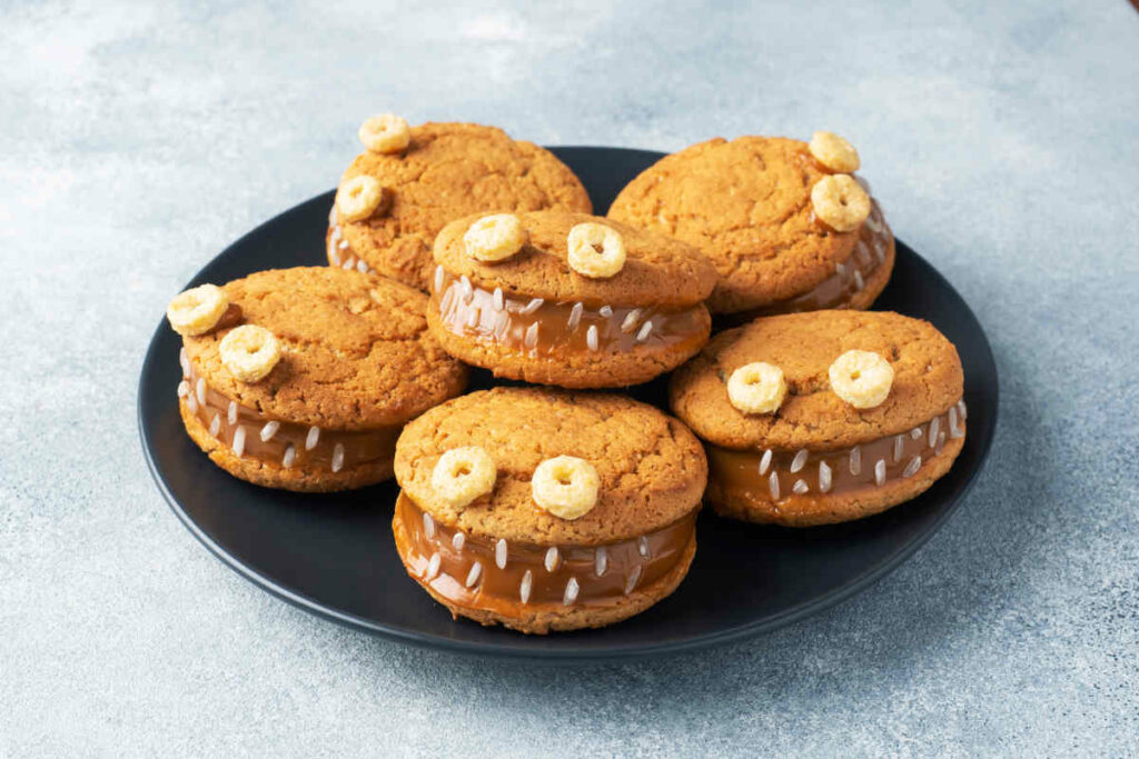 biscotti accoppiati e farciti di nutella decorati in occasione di halloween