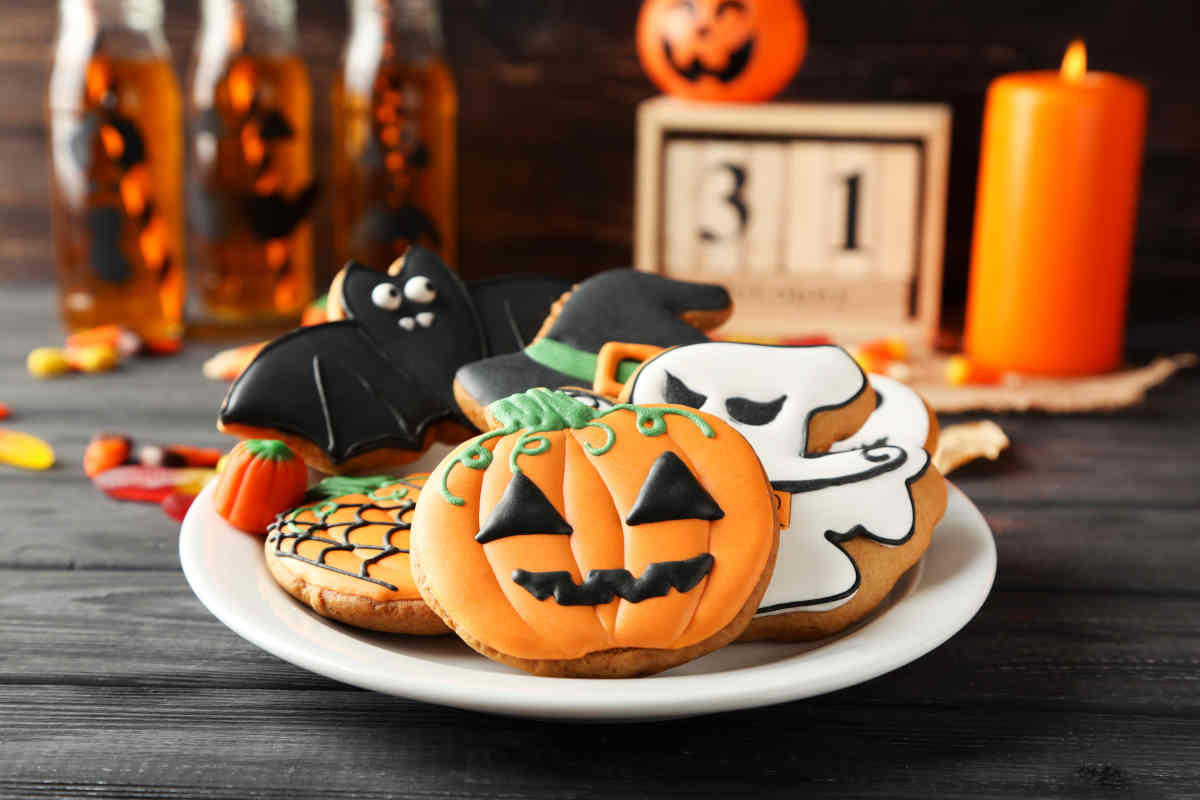 piatto con tanti biscotti di halloween