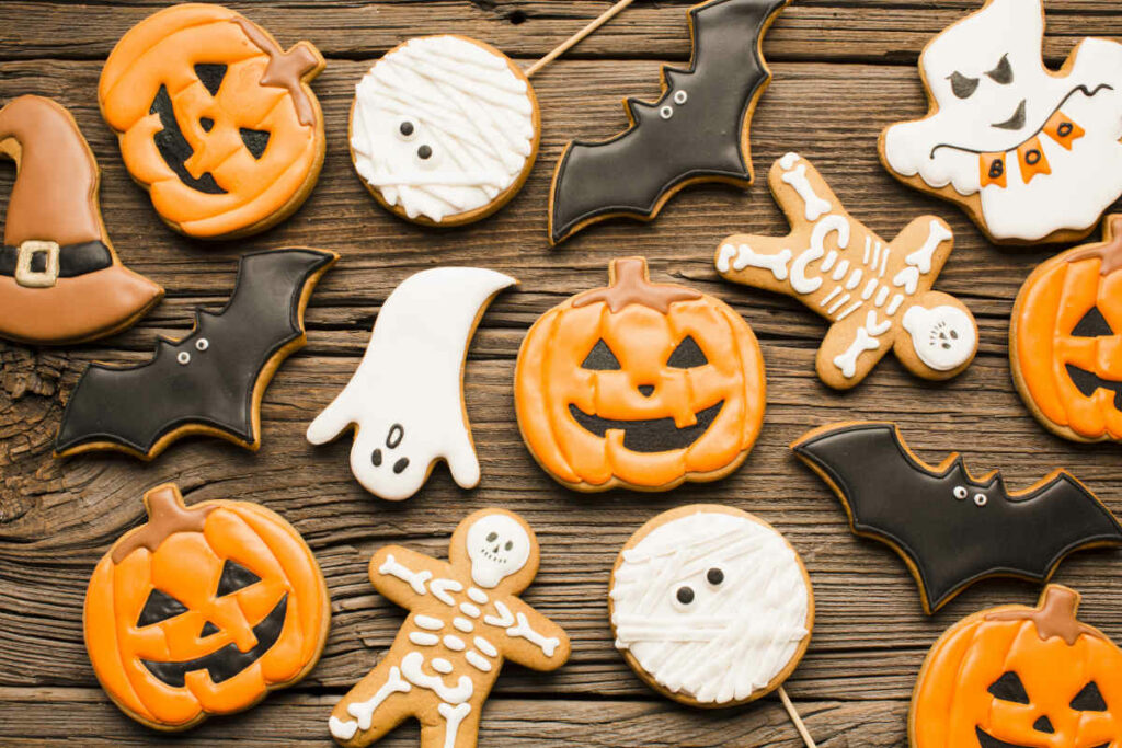 tanti tipi di biscotti Halloween dalle forme diverse, glassati e decorati