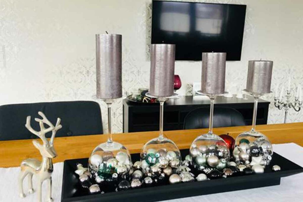 centrotavola con calici palline di natale e candele