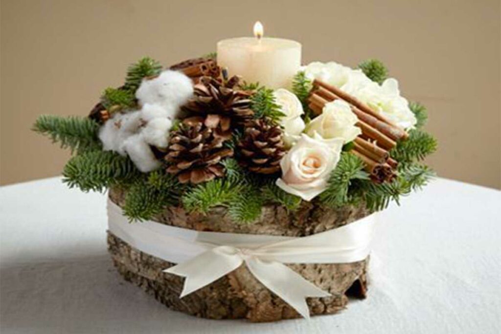 centrotavola natalizio con fiori e candela