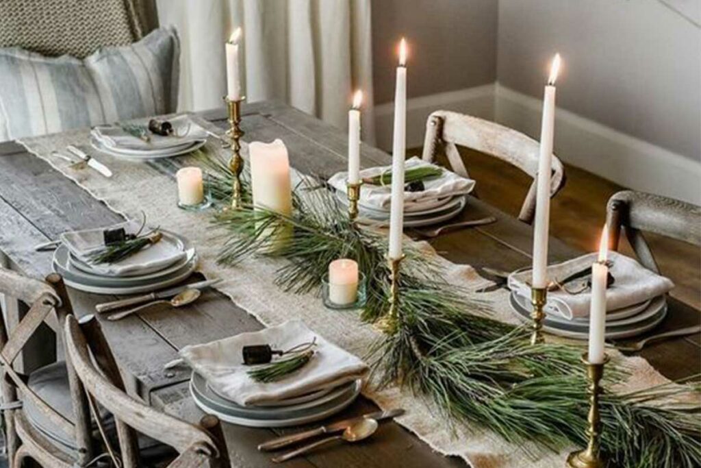 tavola apparecchiata con candele e candelabri