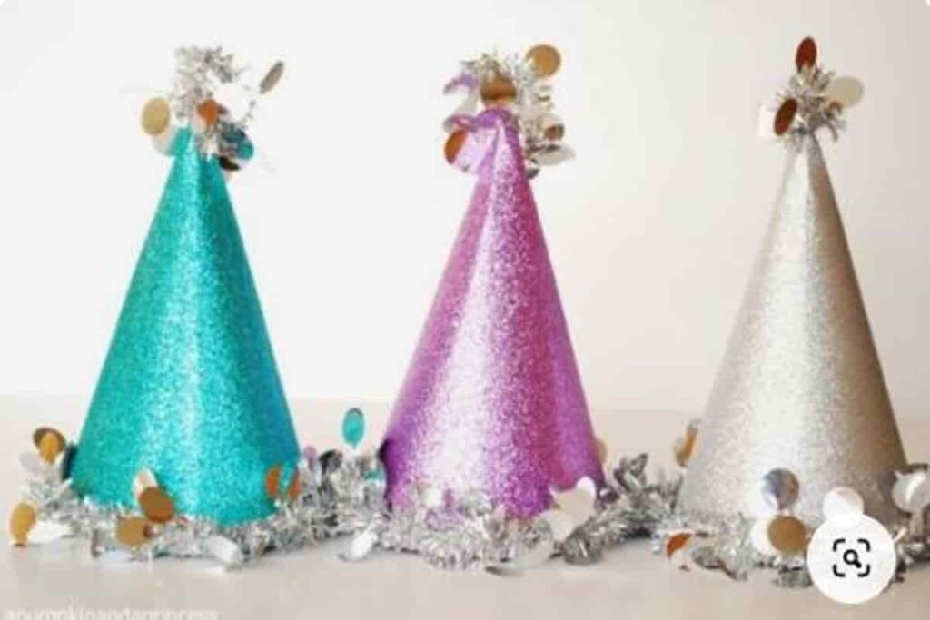 cappellini di carta glitterati di colore azzurro, rosa e argento per festeggiare il capodanno