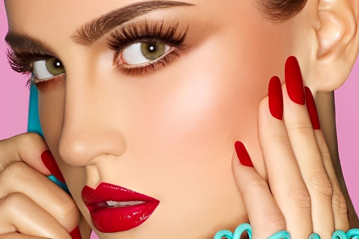 Modella con manicure rossa perfetta