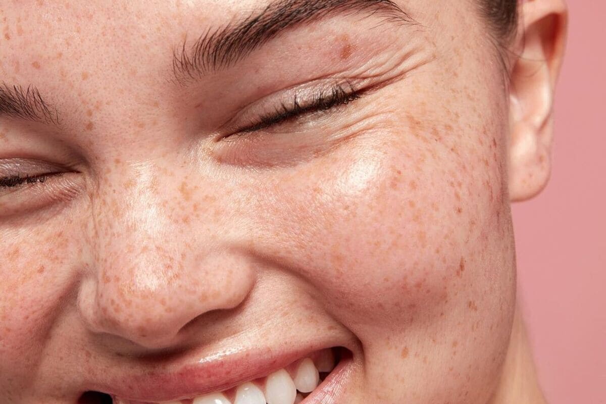 close-up su modella sorridente con pelle luminosa