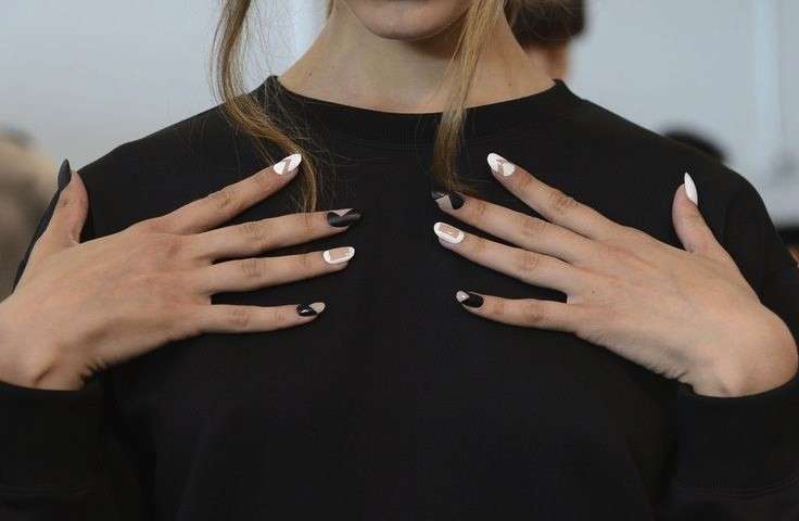 Negative space manicure: la tendenza beauty sulle unghie [FOTO]