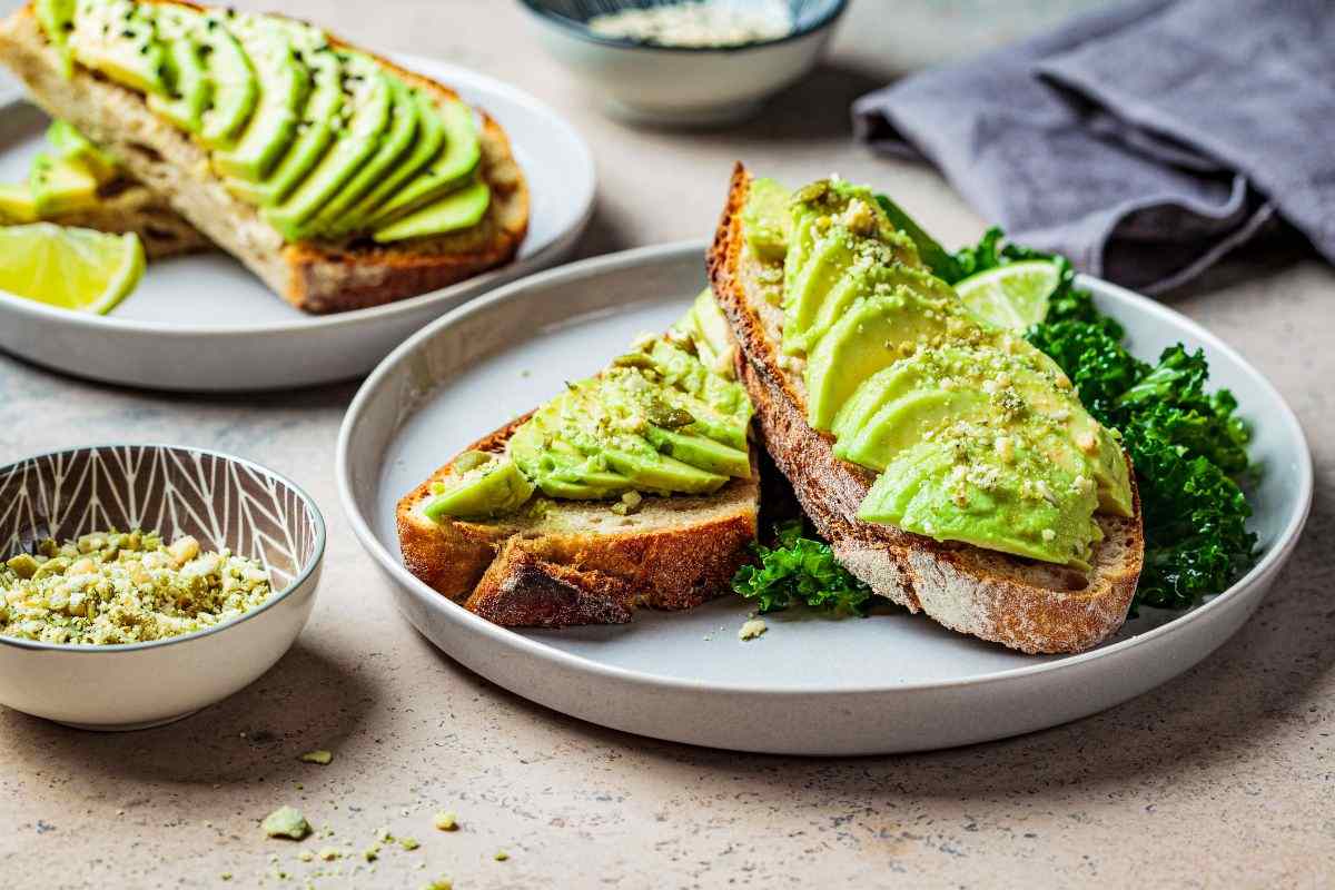 fette di pane con avocado