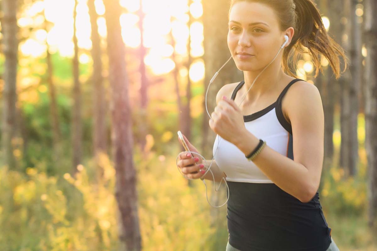 ragazza fa sport all'aria aperta
