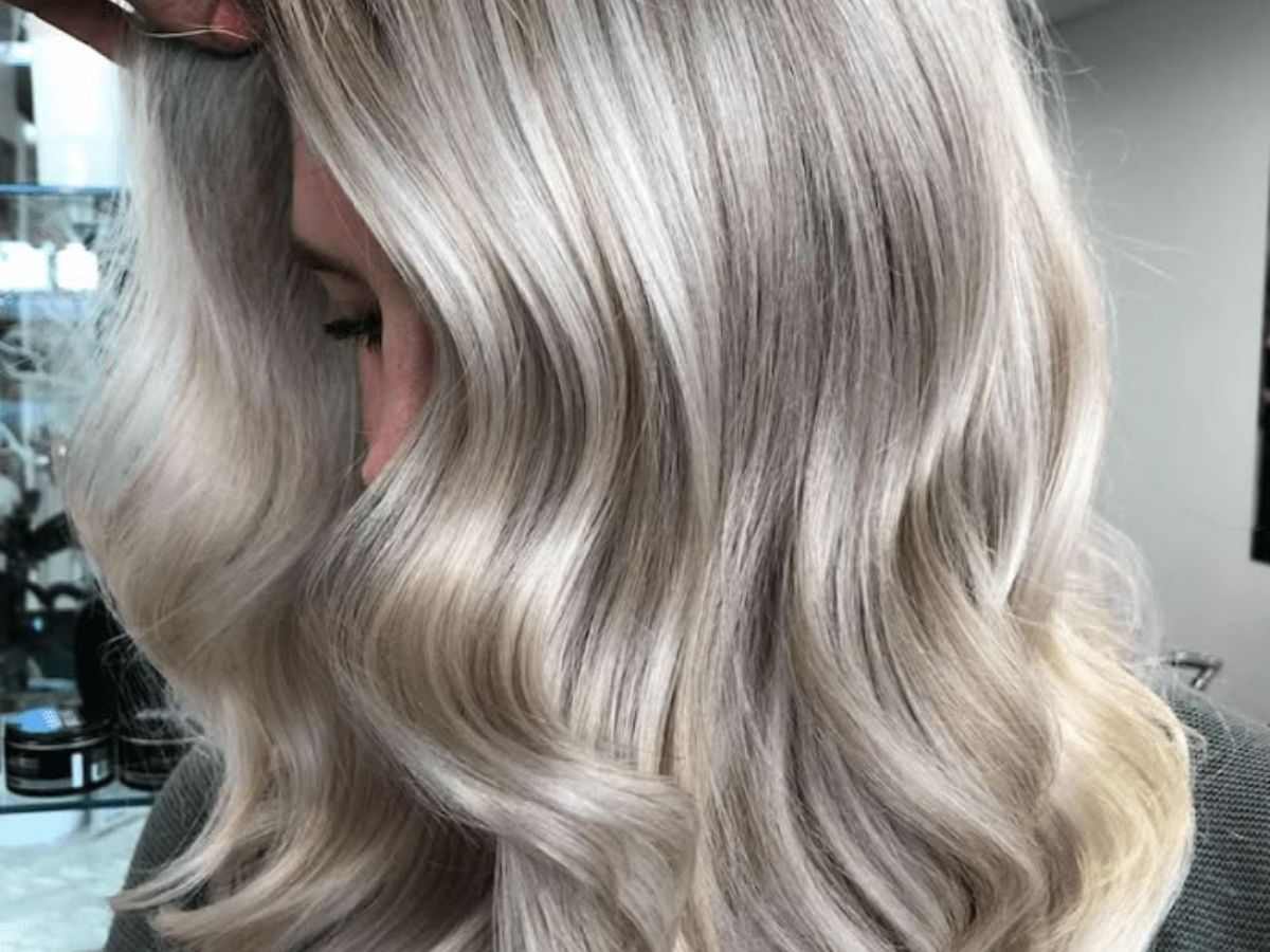 ragazza con capelli mossi