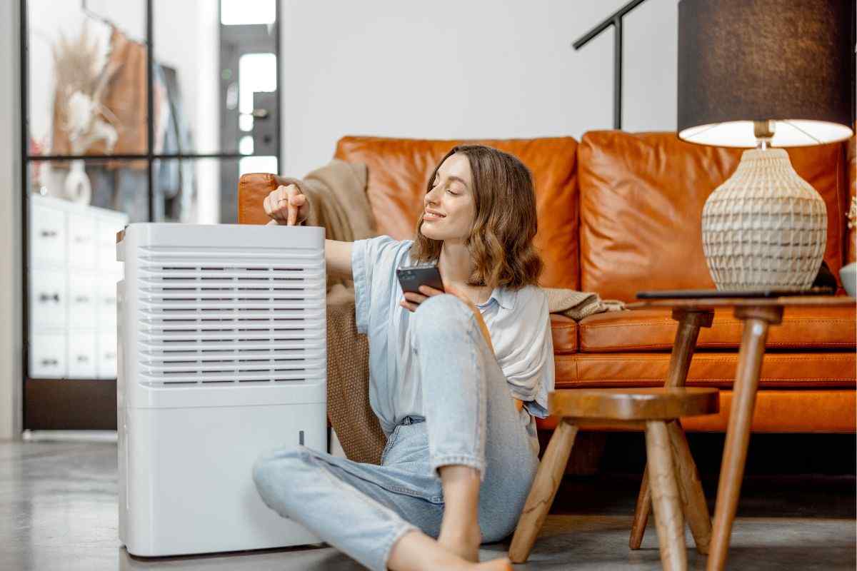 persona seduta con purificatore accanto