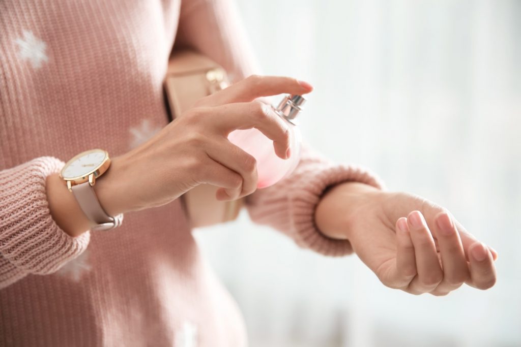 ragazza si spruzza il profumo consigli sui profumi