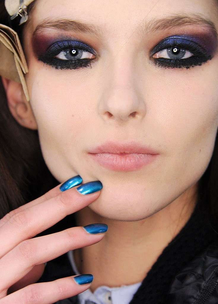Occhi blu shimmer per Monique Lhuillier con smokey viola e nero