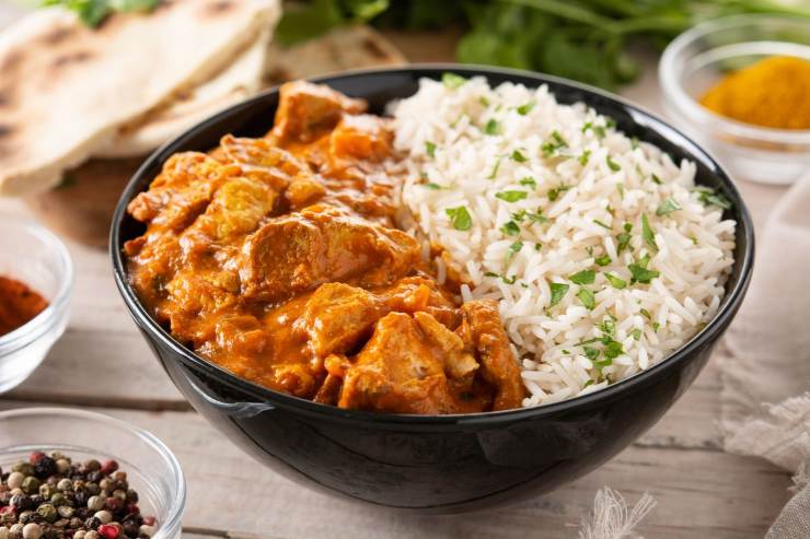 piatto di pollo al curry con riso